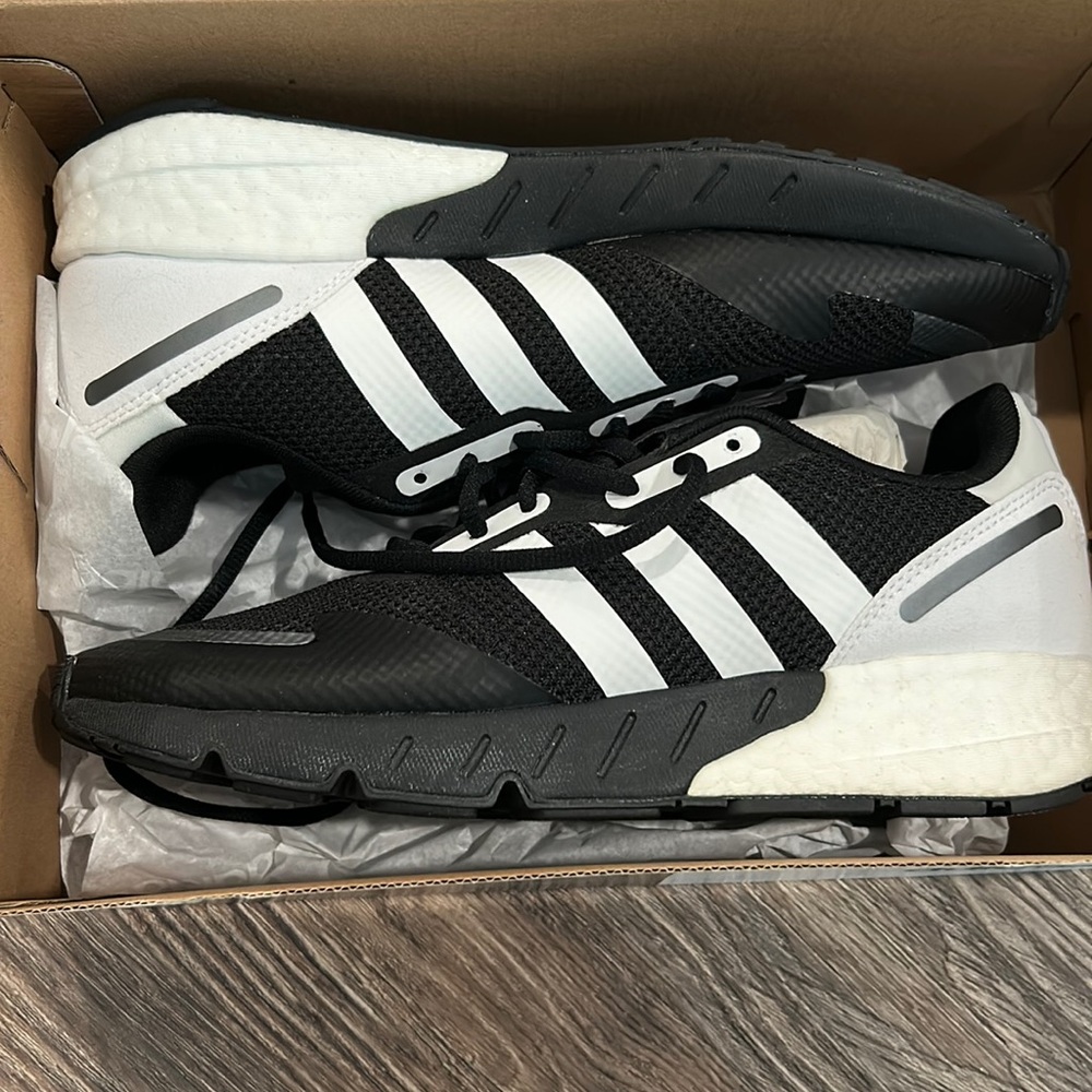 Men’s Adidas ZX Sneakers Size 9 NEW
